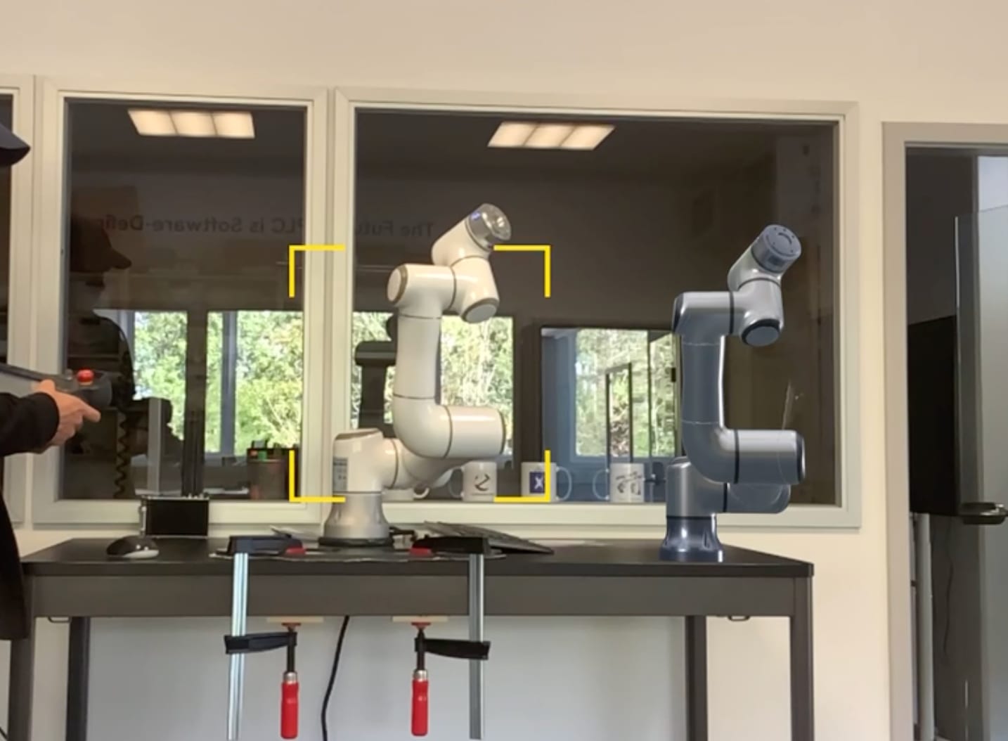 AR-nézet kollaboratív robotok digitális ikrével laboratóriumi környezetben